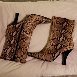 Bakers Leather Snakeskin design boots sz 8B NWOT
